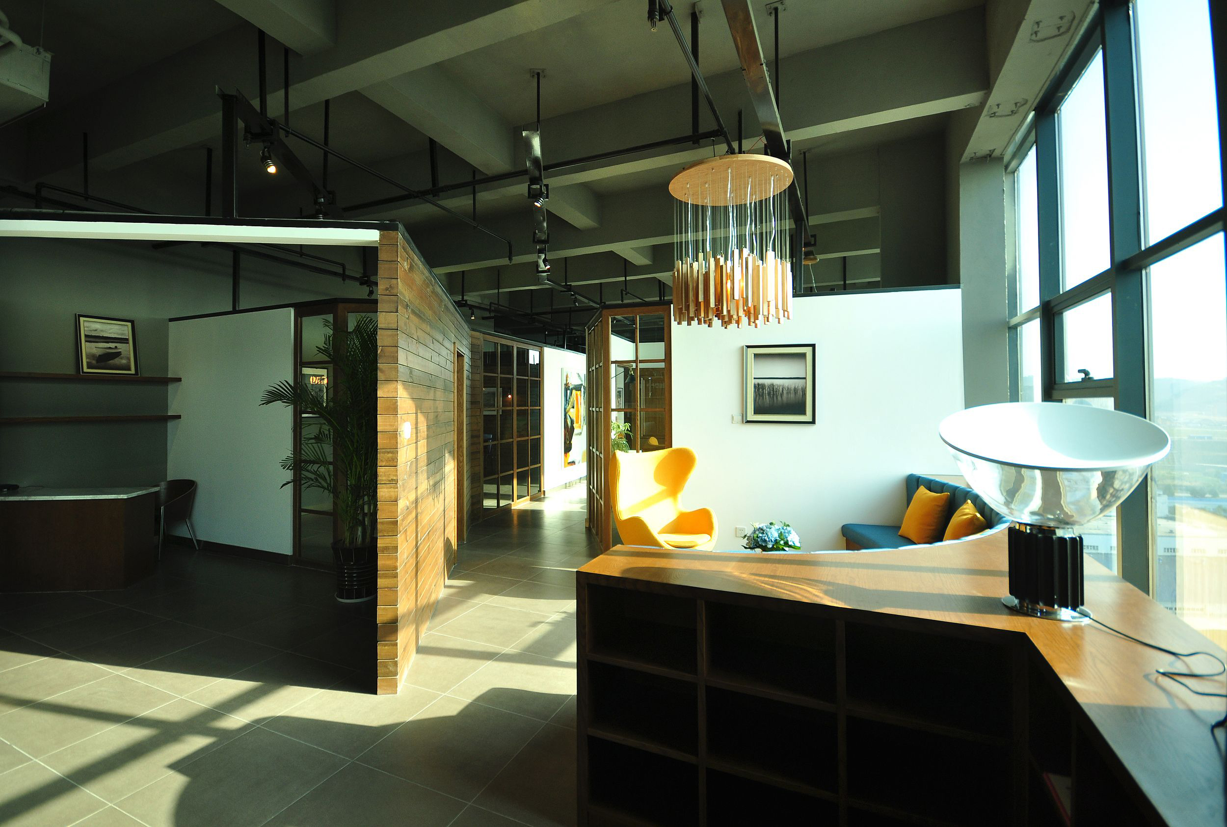 黃昏下簡約風(fēng)格辦公室裝修設(shè)計效果圖-第1張圖片-上海古都建筑設(shè)計集團